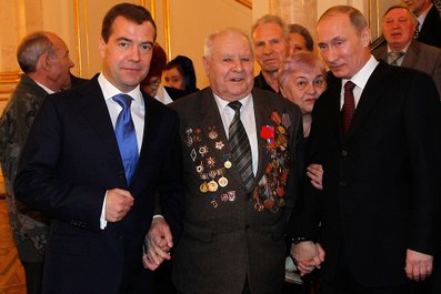 Вопрос – ответ Дмитрий Медведев и Владимир Путин с пенсионерами и ветеранами